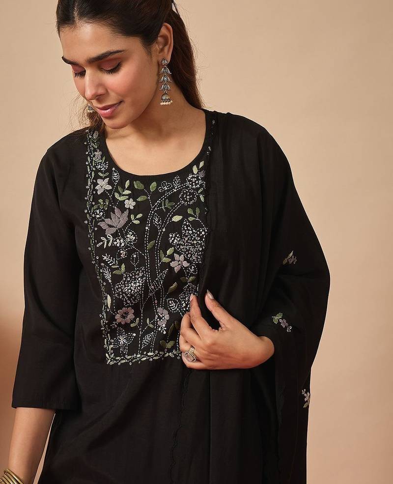 Women Floral Embroidered Regular Thread Work Kurta with Trousers & With Dupatta