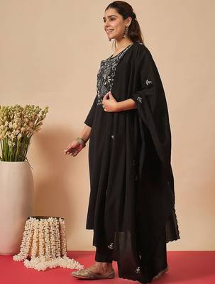 Women Floral Embroidered Regular Thread Work Kurta with Trousers & With Dupatta 4