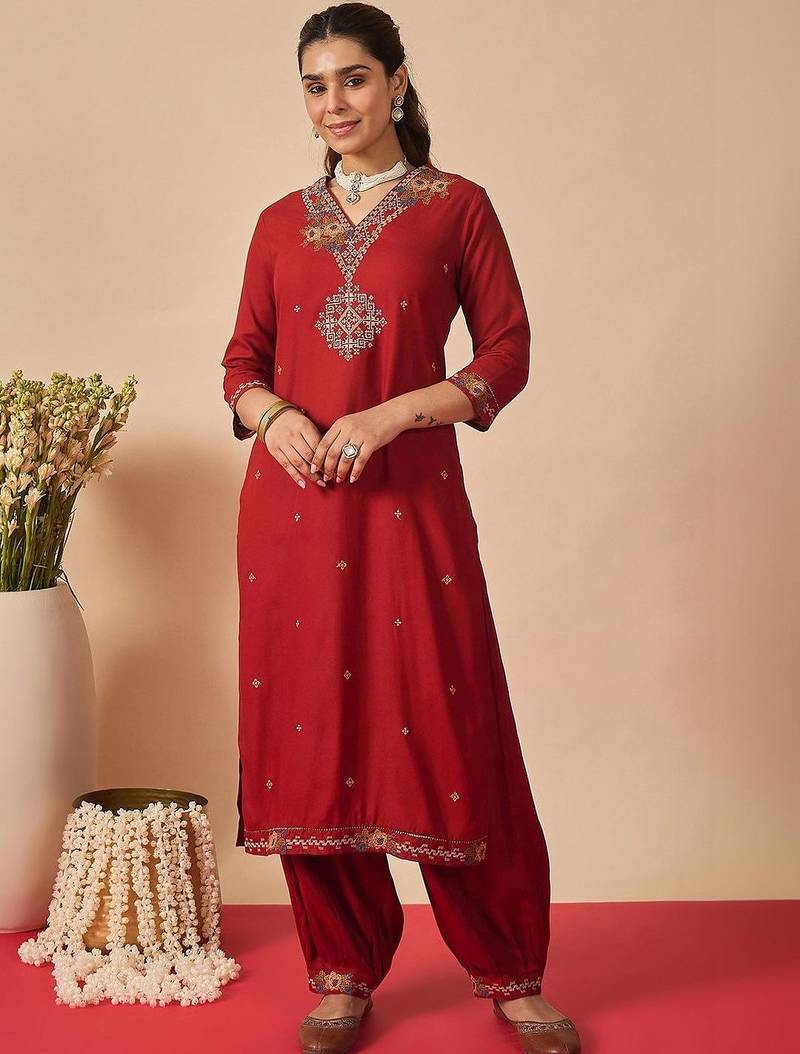 Women Floral Embroidered Regular Thread Work Kurta with Patiala & With Dupatta