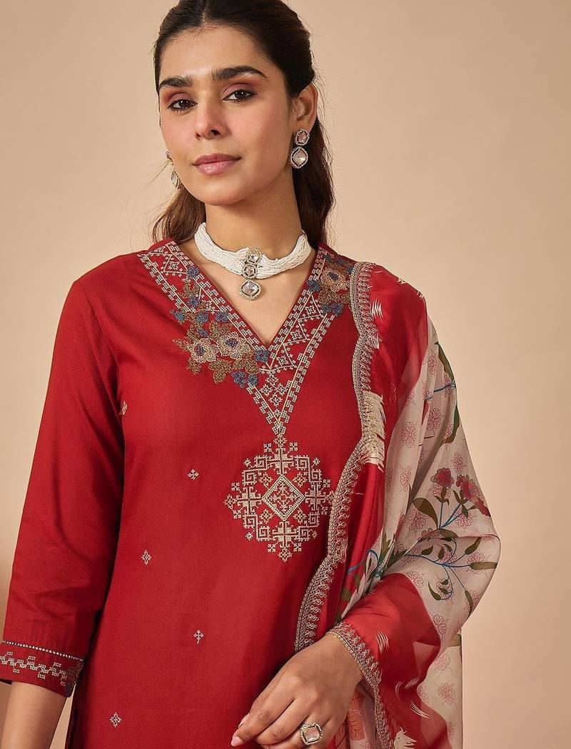 Women Floral Embroidered Regular Thread Work Kurta with Patiala & With Dupatta