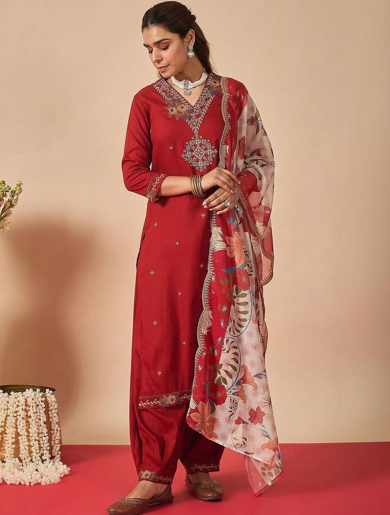 Women Floral Embroidered Regular Thread Work Kurta with Patiala & With Dupatta