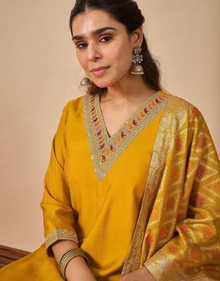 Women Ethnic Motifs Embroidered Regular Thread Work Kurta with Trousers & With Dupatta 4