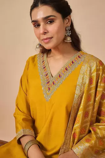 Women Ethnic Motifs Embroidered Regular Thread Work Kurta with Trousers & With Dupatta