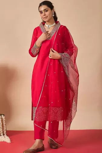 Women Ethnic Motifs Yoke Design Regular Thread Work Kurta with Trousers & With Dupatta