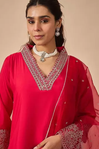 Women Ethnic Motifs Yoke Design Regular Thread Work Kurta with Trousers & With Dupatta
