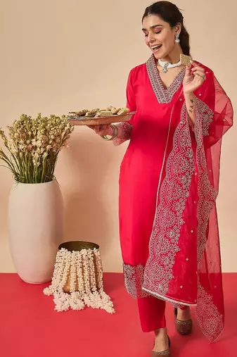 Women Ethnic Motifs Yoke Design Regular Thread Work Kurta with Trousers & With Dupatta