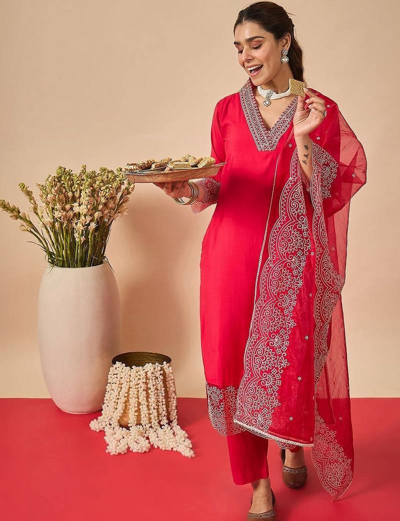 Women Ethnic Motifs Yoke Design Regular Thread Work Kurta with Trousers & With Dupatta