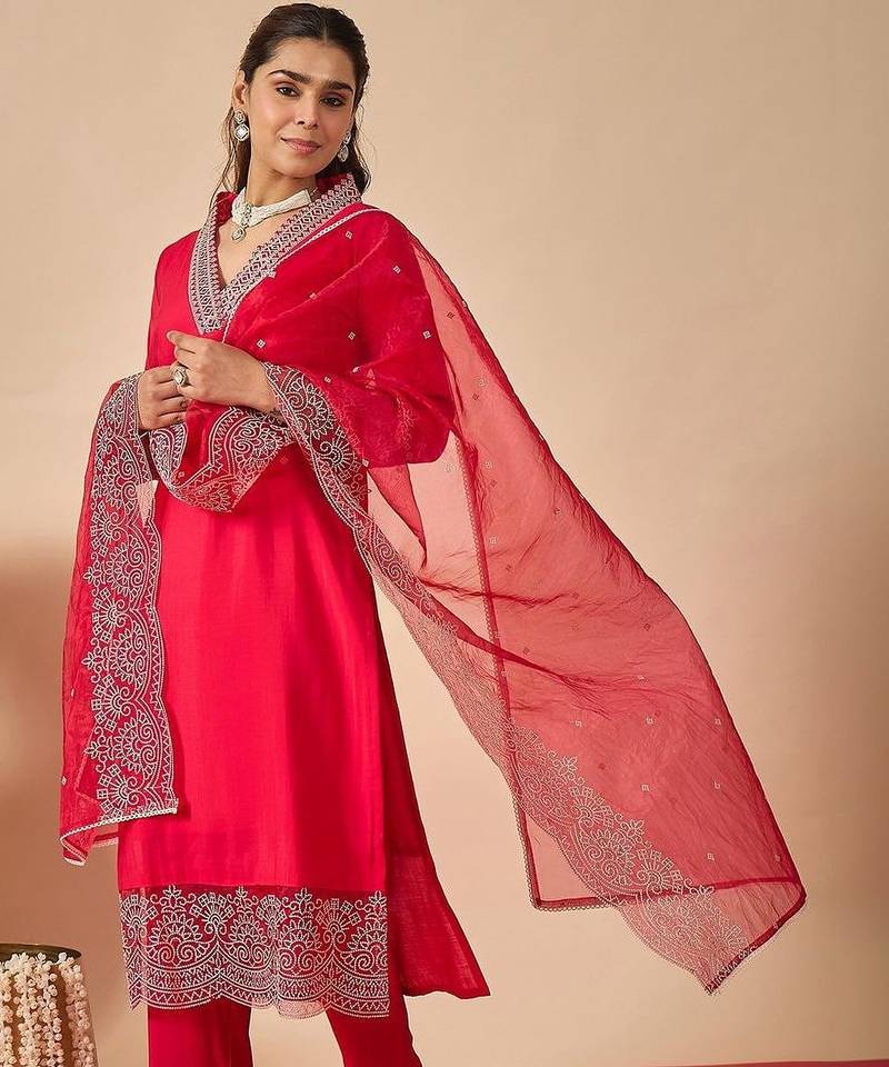 Women Ethnic Motifs Yoke Design Regular Thread Work Kurta with Trousers & With Dupatta