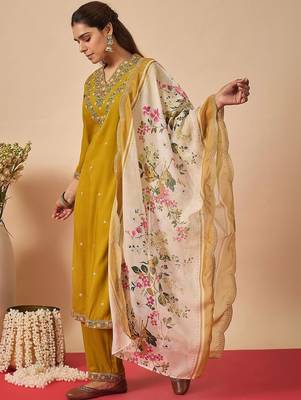 Women Floral Embroidered Regular Thread Work Kurta with Trousers & With Dupatta 1