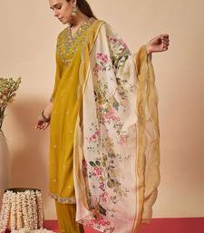 Women Floral Embroidered Regular Thread Work Kurta with Trousers & With Dupatta