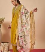 Women Floral Embroidered Regular Thread Work Kurta with Trousers & With Dupatta