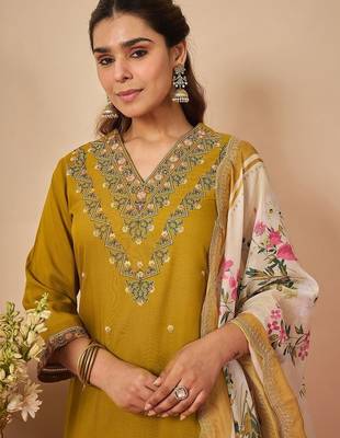 Women Floral Embroidered Regular Thread Work Kurta with Trousers & With Dupatta 2