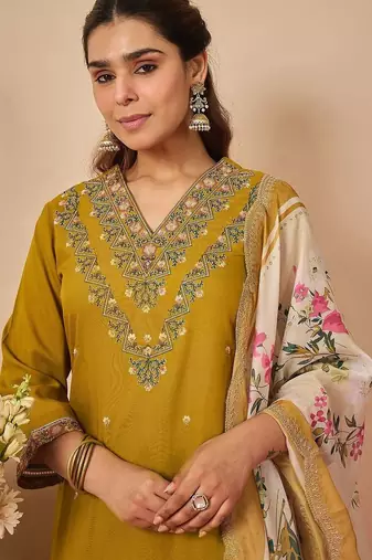 Women Floral Embroidered Regular Thread Work Kurta with Trousers & With Dupatta