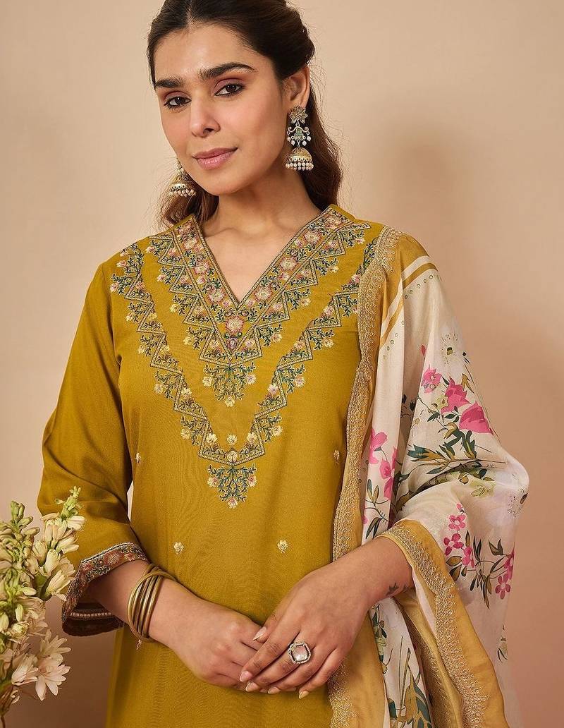 Women Floral Embroidered Regular Thread Work Kurta with Trousers & With Dupatta