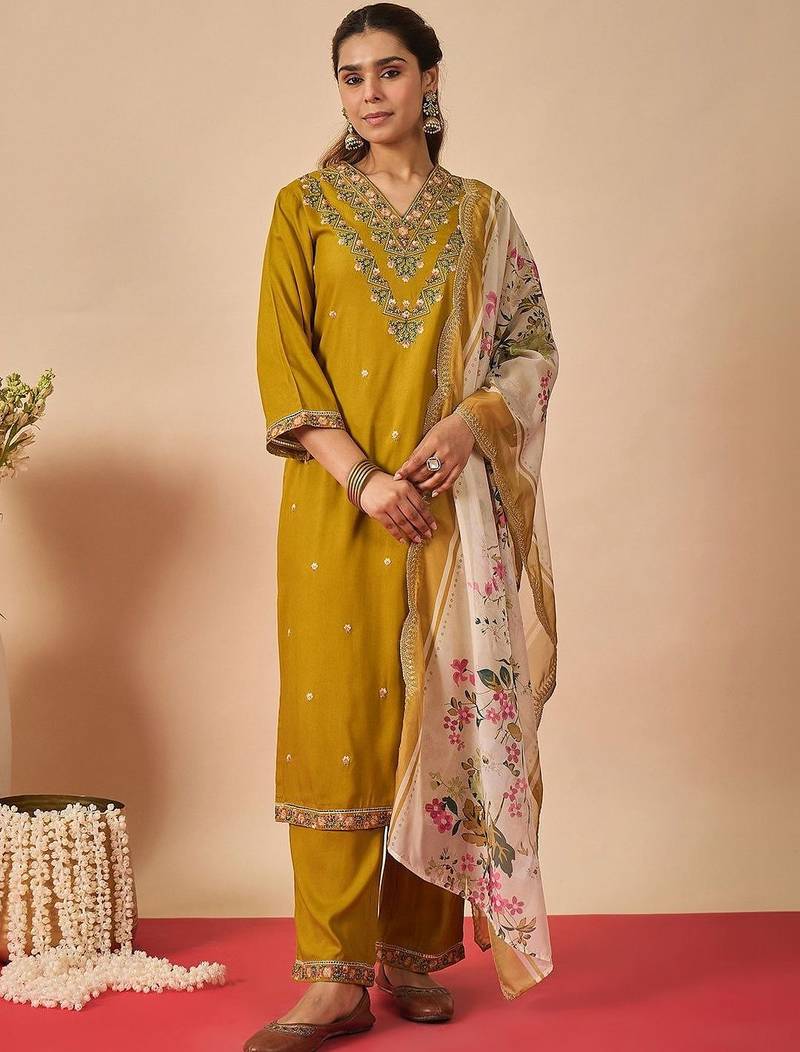 Women Floral Embroidered Regular Thread Work Kurta with Trousers & With Dupatta