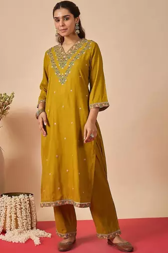 Women Floral Embroidered Regular Thread Work Kurta with Trousers & With Dupatta