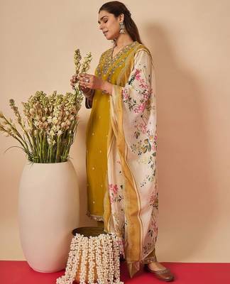 Women Floral Embroidered Regular Thread Work Kurta with Trousers & With Dupatta 6