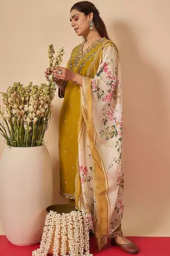 Women Floral Embroidered Regular Thread Work Kurta with Trousers & With Dupatta
