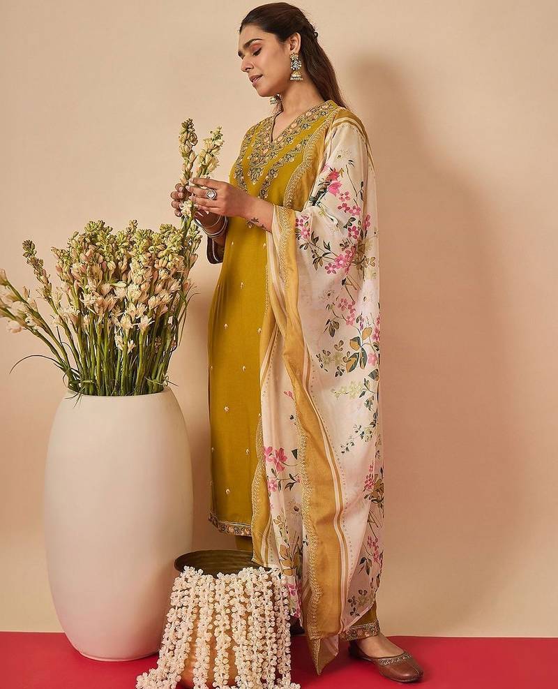 Women Floral Embroidered Regular Thread Work Kurta with Trousers & With Dupatta