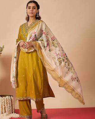Women Floral Embroidered Regular Thread Work Kurta with Trousers & With Dupatta 7