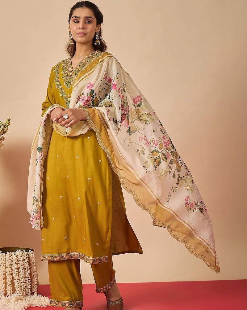 Women Floral Embroidered Regular Thread Work Kurta with Trousers & With Dupatta