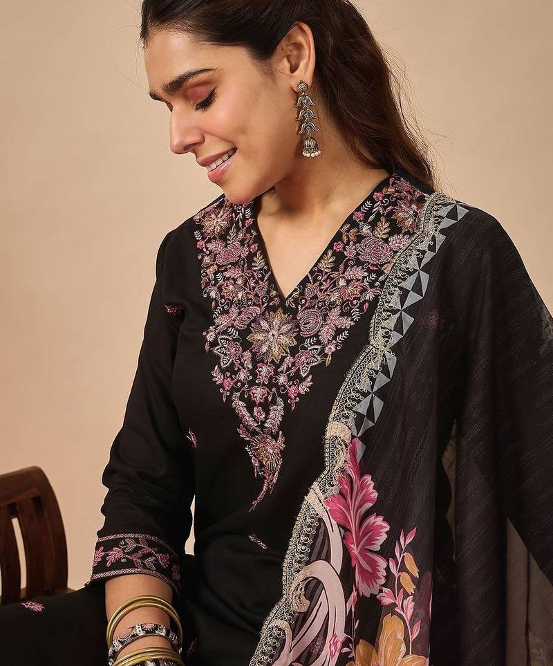 Women Ethnic Motifs Embroidered Regular Thread Work Kurta with Trousers & With Dupatta