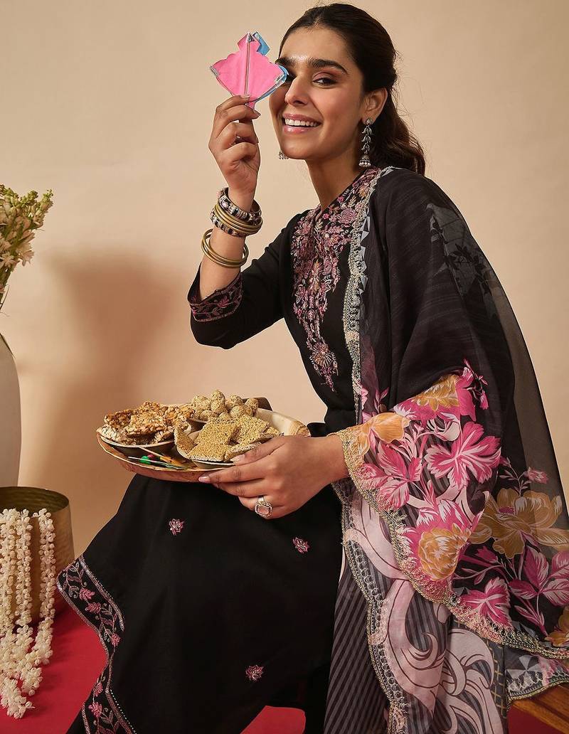 Women Ethnic Motifs Embroidered Regular Thread Work Kurta with Trousers & With Dupatta