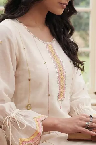 Women Floral Embroidered Regular Thread Work Kurta with Trousers & With Dupatta
