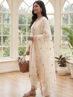Women Floral Embroidered Regular Thread Work Kurta with Trousers & With Dupatta 3