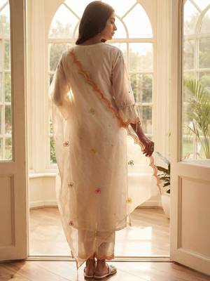 Women Floral Embroidered Regular Thread Work Kurta with Trousers & With Dupatta 4