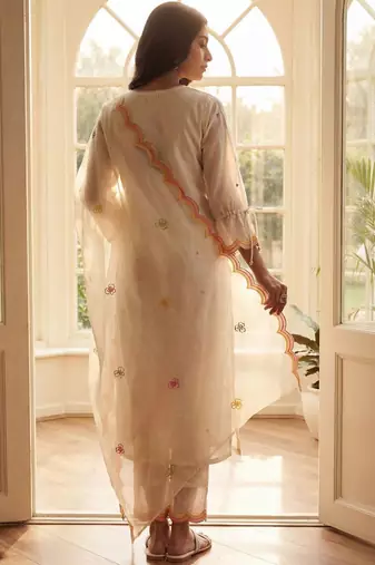 Women Floral Embroidered Regular Thread Work Kurta with Trousers & With Dupatta