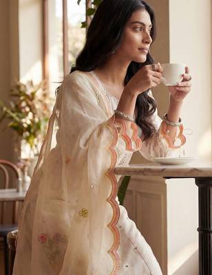 Women Floral Embroidered Regular Thread Work Kurta with Trousers & With Dupatta 6