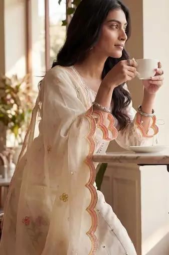 Women Floral Embroidered Regular Thread Work Kurta with Trousers & With Dupatta
