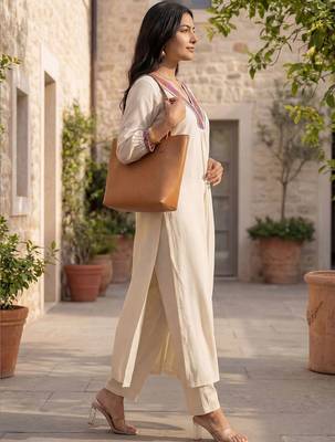 Women Ethnic Motifs Embroidered Regular Thread Work Liva Kurta with Trousers 3