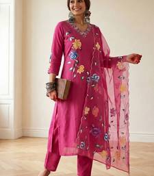 Women Floral Printed Regular Thread Work  Cotton Kurta with Trousers & With Dupatta