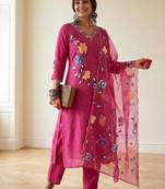 Women Floral Printed Regular Thread Work Pure Cotton Kurta with Trousers & With Dupatta