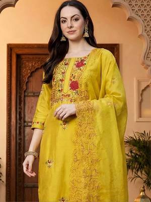 Women Floral Embroidered Regular Thread Work Kurta with Trousers & With Dupatta 3