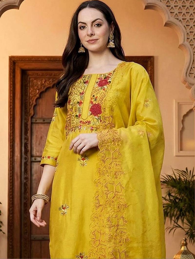 Women Floral Embroidered Regular Thread Work Kurta with Trousers & With Dupatta