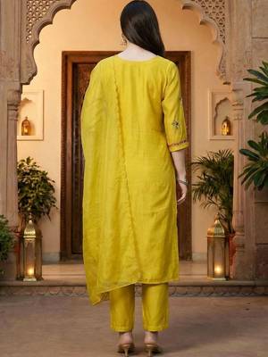 Women Floral Embroidered Regular Thread Work Kurta with Trousers & With Dupatta 4