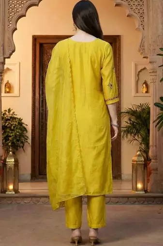 Women Floral Embroidered Regular Thread Work Kurta with Trousers & With Dupatta