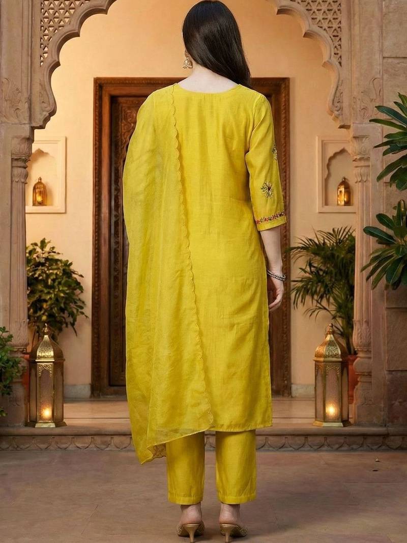 Women Floral Embroidered Regular Thread Work Kurta with Trousers & With Dupatta