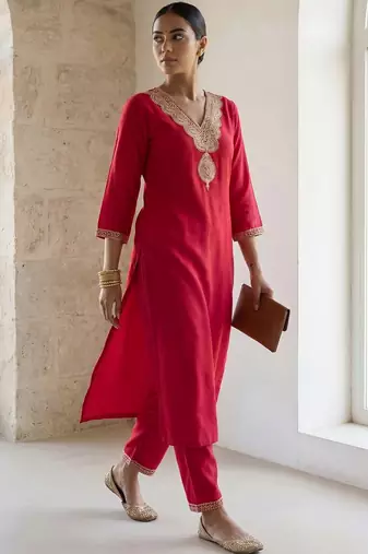 Women Ethnic Motifs Embroidered Regular Thread Work Liva Kurta with Trousers