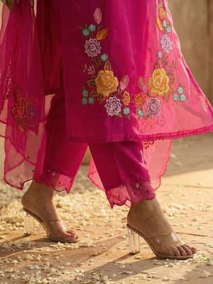 Women Floral Embroidered Regular Thread Work Kurta with Trousers & With Dupatta 4