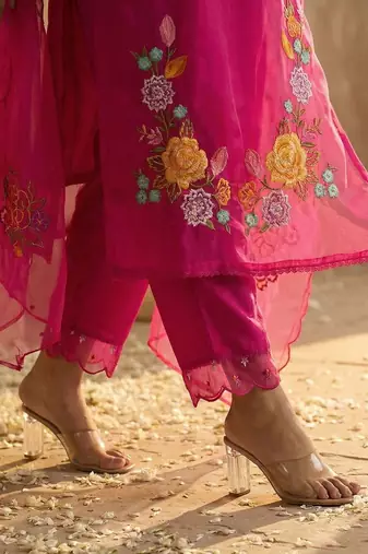 Women Floral Embroidered Regular Thread Work Kurta with Trousers & With Dupatta