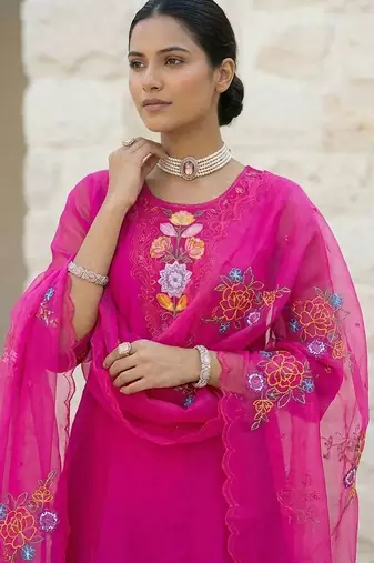 Women Floral Embroidered Regular Thread Work Kurta with Trousers & With Dupatta