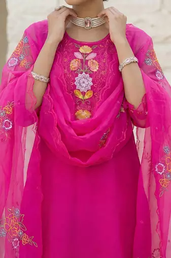 Women Floral Embroidered Regular Thread Work Kurta with Trousers & With Dupatta