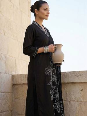 Women Floral Embroidered Regular Thread Work Pure Cotton Kurta with Trousers & With Dupatta 5
