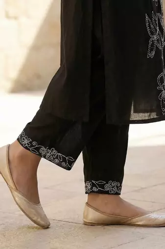 Women Floral Embroidered Regular Thread Work Pure Cotton Kurta with Trousers & With Dupatta