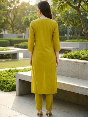 Women Regular Liva Kurta with Trousers 4