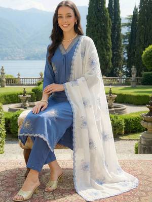 Women Floral Embroidered Regular Thread Work Kurta with Trousers & With Dupatta 1